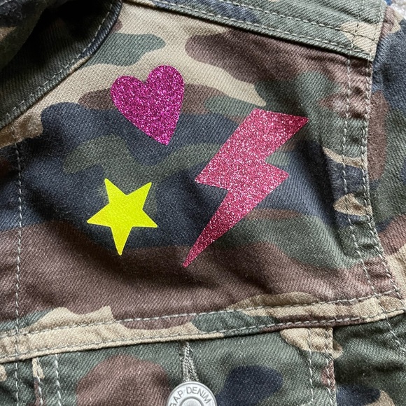 Gap Camo denim cropped jacket. Stamped with glittered girly icons. Girls Size M - Picture 4 of 5